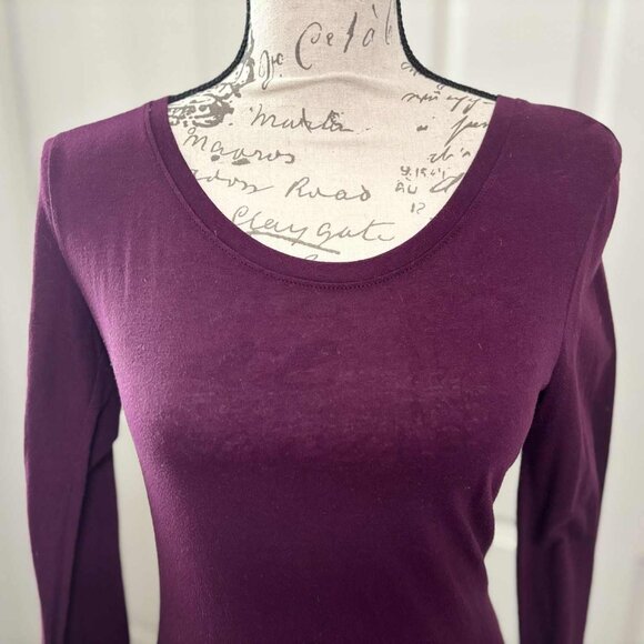 Gently Worn Women's Dark Fuchsia Long-Sleeve Top with a Scoop Neck - Picture 4 of 5